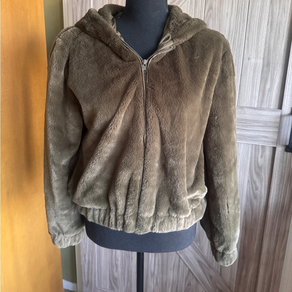 The Cupcakes And Cashmere size medium Breda Faux Fur Bomber